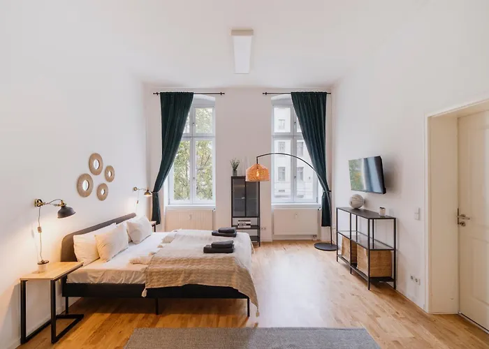 Homely Berlin - Chic Flat, City View, Subway, Cafe, River